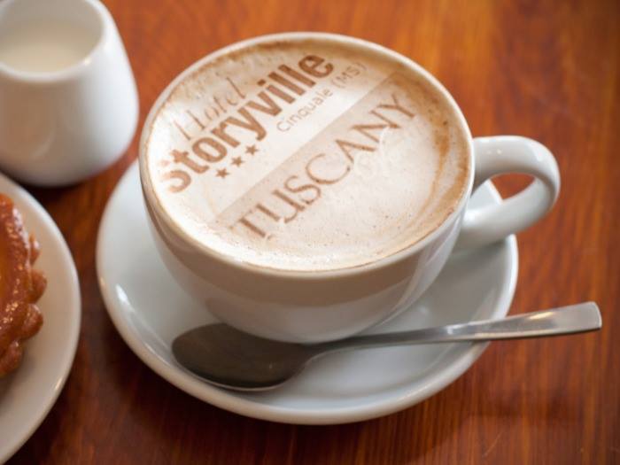 Cappuccino colazione Hotel Storyville
