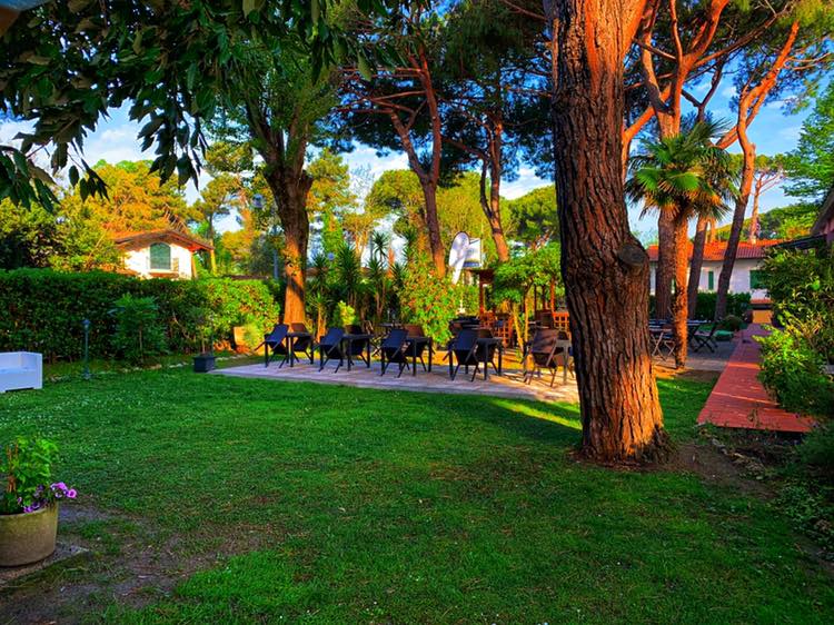 Spazio esterno hotel con giardino Versilia