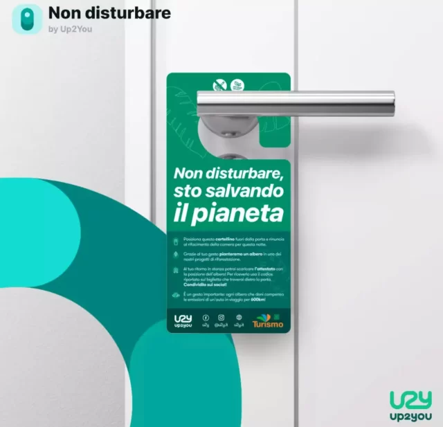 Cartellino "Non disturbare" di Up2You, messaggio per risparmio energetico e riforestazione.